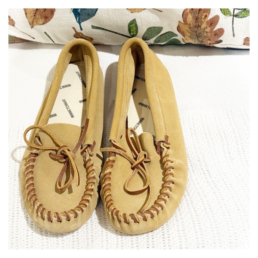 Minnetonka Women's Tan Moccasins